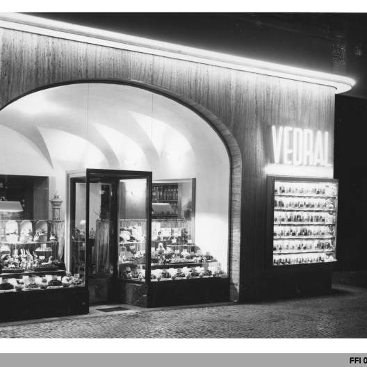 Hruschka also designed the Vedral shop in the “U Samuela” building. Through the undisturbed glass surface of the shop window, you can see the vaulted ceiling, while the sophisticated lighting adds a touch of flair. Na Můstku, building No. 382, 1934. Photo: IPR Prague Archives